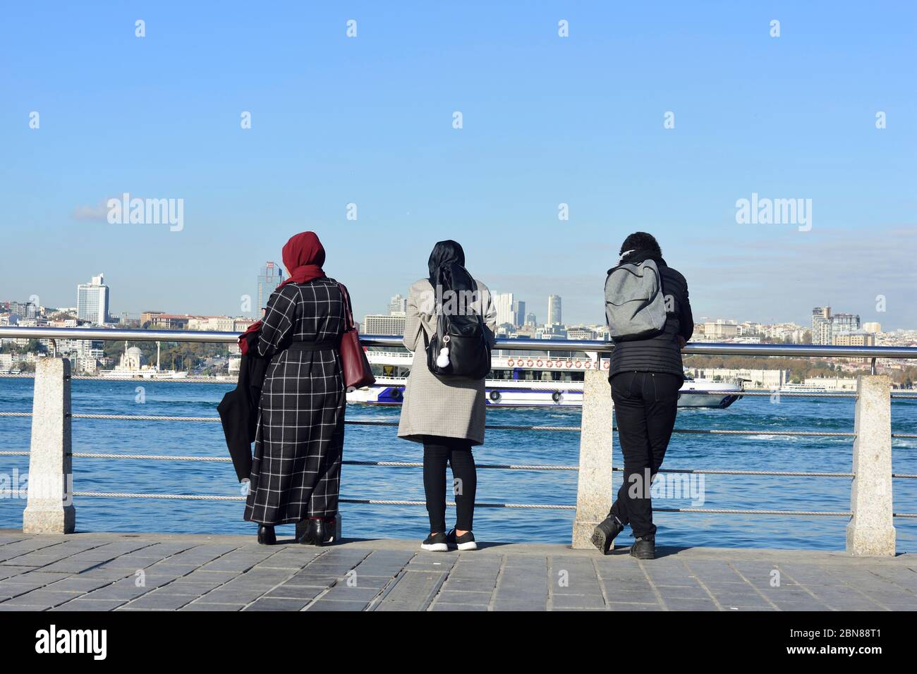 Istanbul, Türkei. Blick von Üsküdar auf die Skyline von Besiktas und Istanbul auf der europäischen Seite von Istanbul. Stockfoto