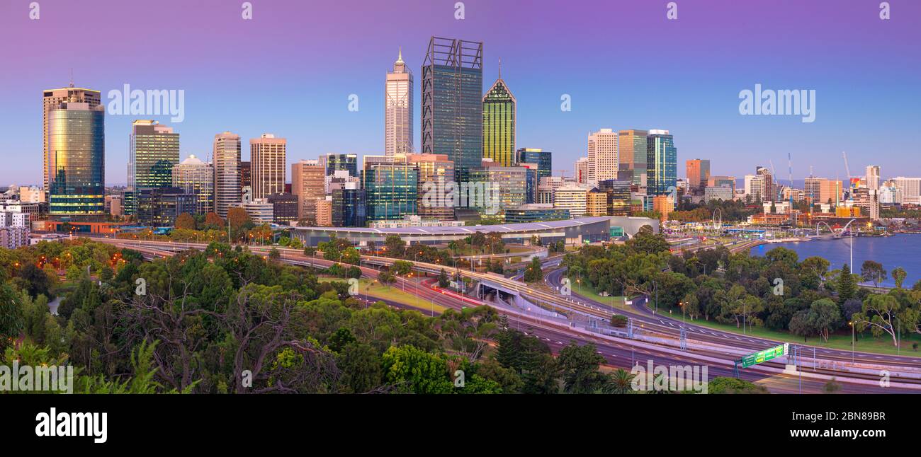 Perth. Panorama-Stadtbild der Skyline von Perth, Australien während der blauen Dämmerung. Stockfoto