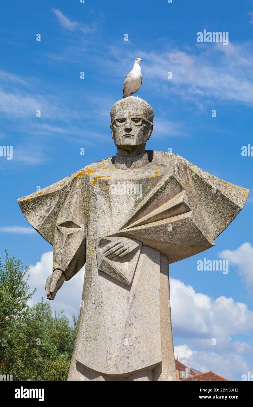 Antonio Ferreira Gomes Denkmal mit Vogel auf dem Kopf, Porto, Portugal Stockfoto