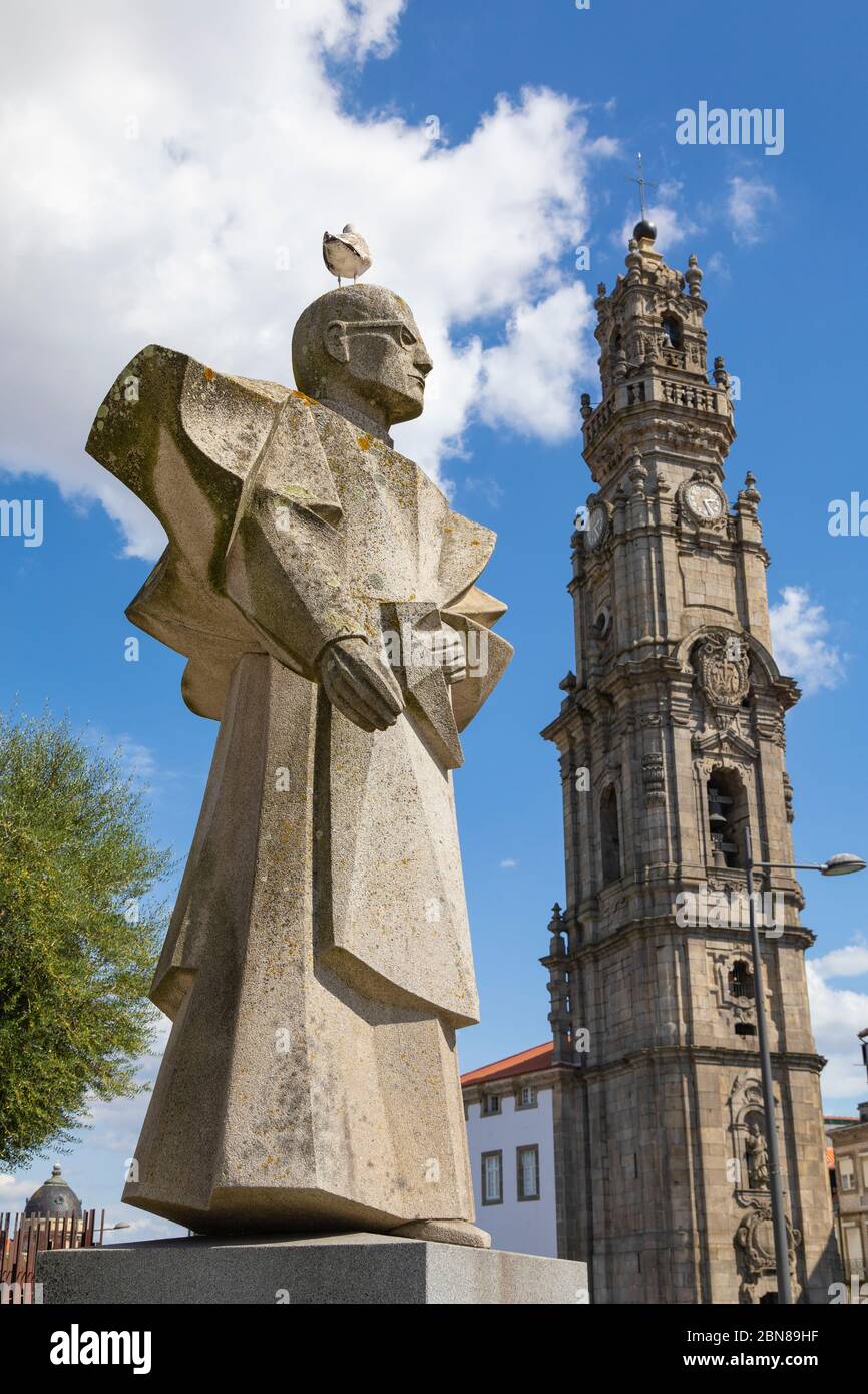 Antonio Ferreira Gomes Denkmal und berühmten Clerigos Turm in Porto, Portugal Stockfoto