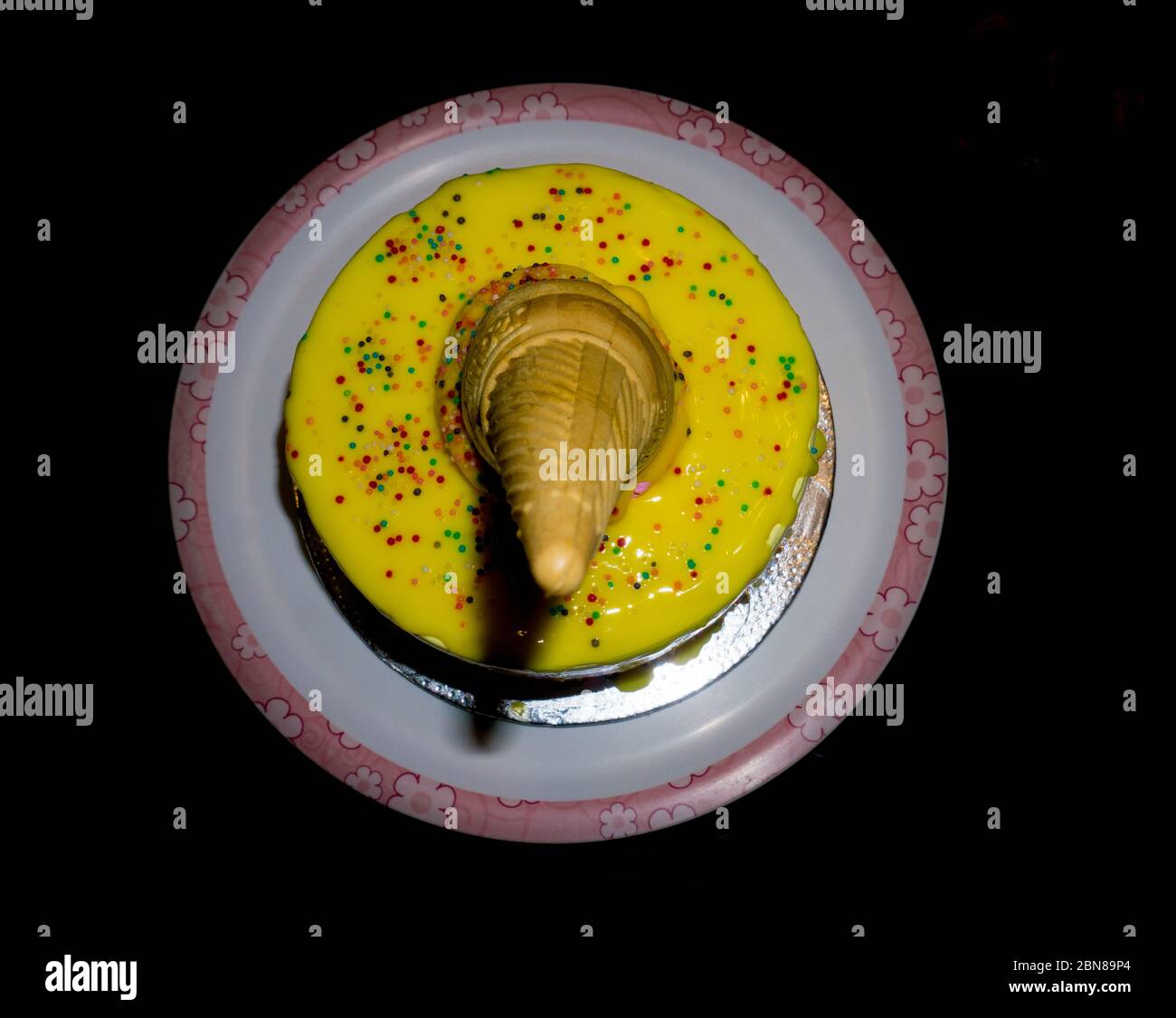 Köstliche Eiscreme Kuchen auf einem Teller platziert Stockfoto