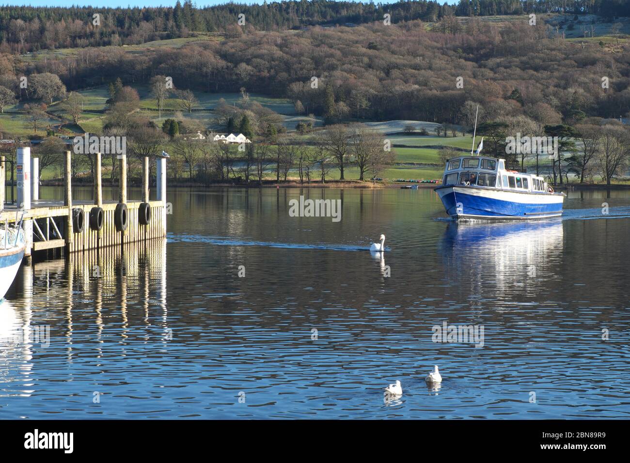 Der Coniston Launch auf Coniston Water, einem der vielen Seen im Lake District National Park, Cumbria, Großbritannien Stockfoto