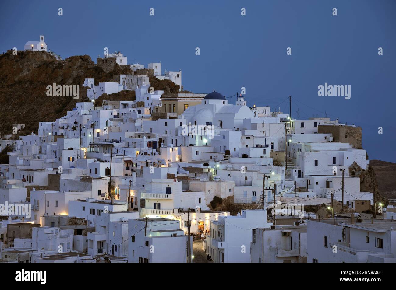 Serifos Stadt bei Dämmerung Stockfoto