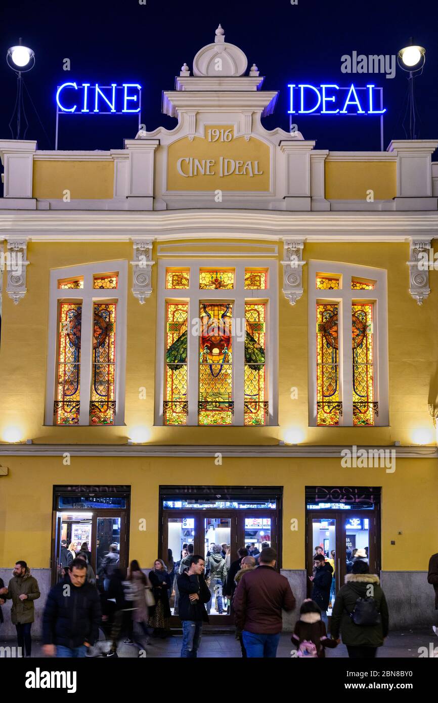 Das Yelmo Cine ist eines der ältesten Kinos Madrids um 1916. Mit staind Glasfenstern, die der Casa Maumejean Fabrik, Calle del Doctor zugeschrieben werden Stockfoto