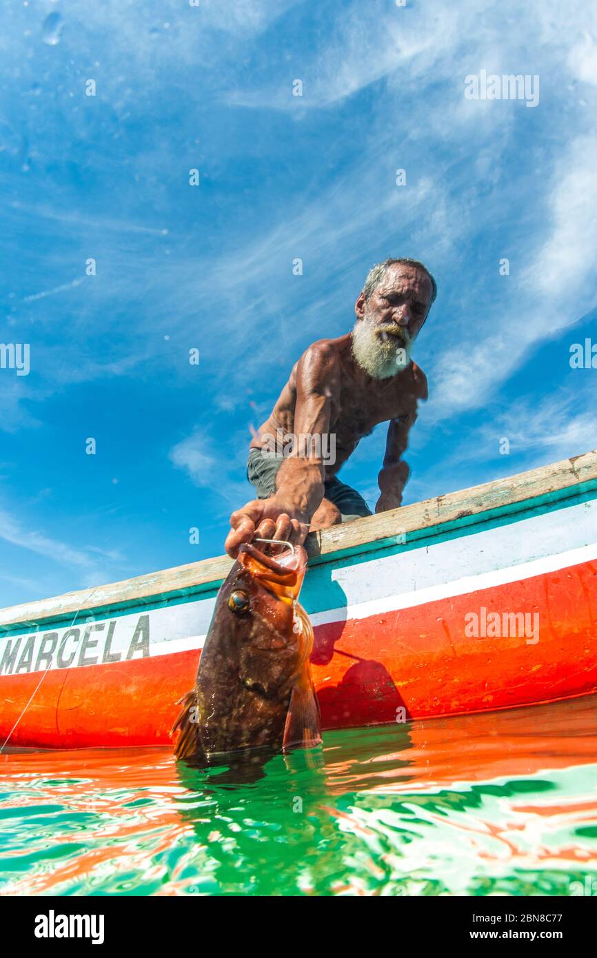 Traditioneller Caiçara Fischer mit Fisch fischte er nach traditionellen Methoden. Stockfoto