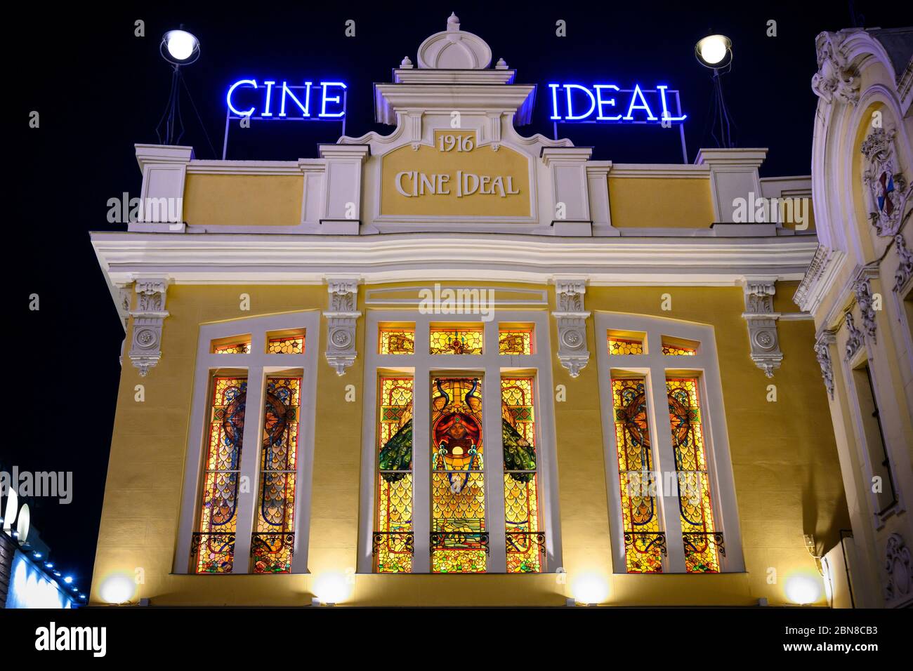 Das Yelmo Cine ist eines der ältesten Kinos Madrids um 1916. Mit staind Glasfenstern, die der Casa Maumejean Fabrik, Calle del Doctor zugeschrieben werden Stockfoto