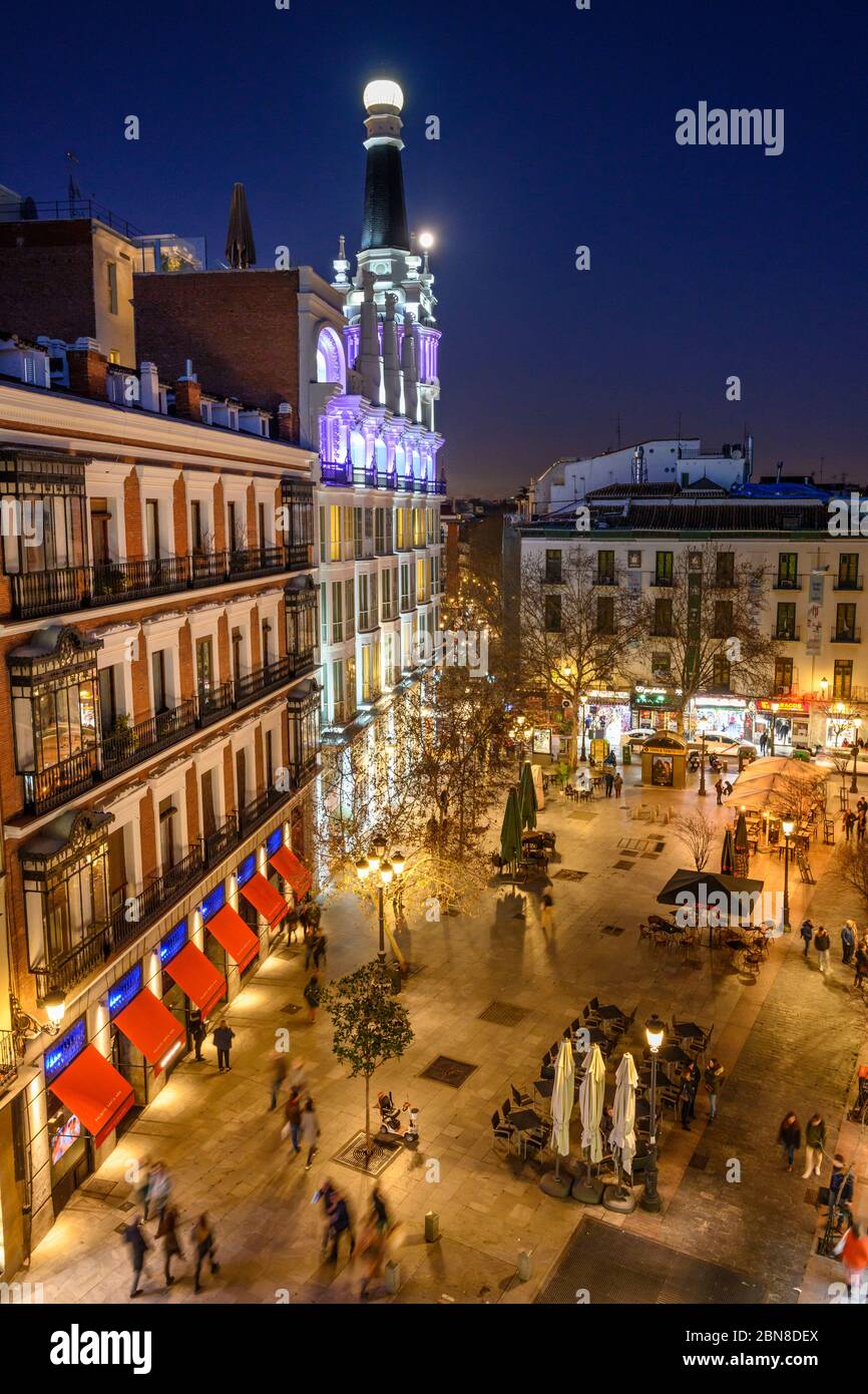 Die Plaza del Angel bei Nacht, mit dem Reina Victoria Hotel im Hintergrund, im Zentrum von Madrid, Spanien Stockfoto