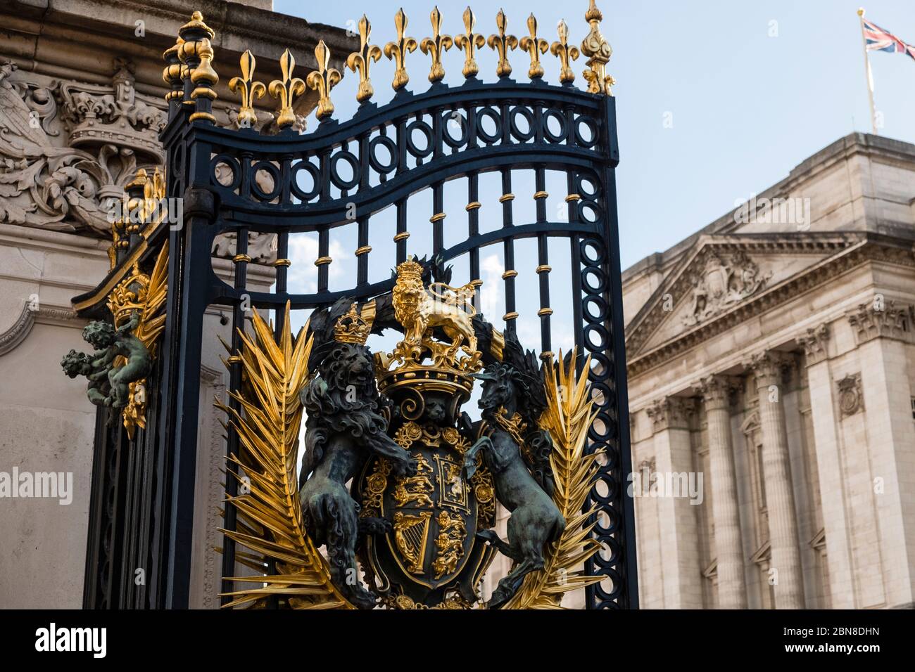 Nahaufnahme der Eingangstore, die zum Buckingham Palace, London, England, führen Stockfoto