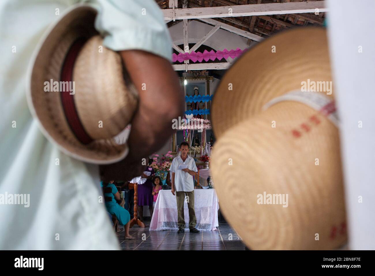 Religiöse Feier, Landarbeiter an der katholischen Messe, Santa Teresa D´Ávila Feier. Itamatatiua Quilombo, Alcântara, Maranhão, Brasilien. Stockfoto