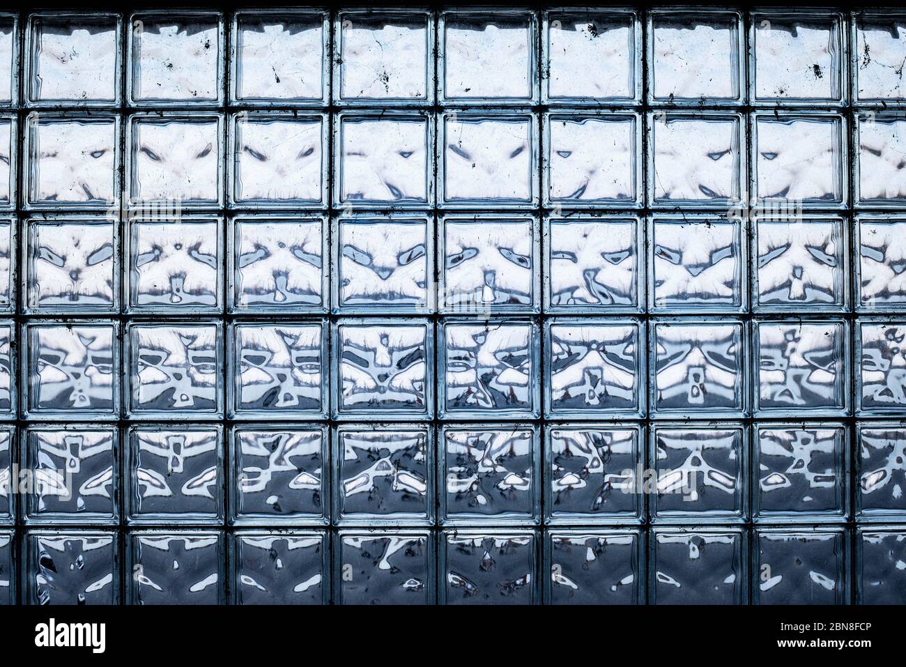 Blaue Glas Backstein Wand - nahtlose Textur. Farbabstraktion in Backstein  Glaswand Stockfotografie - Alamy