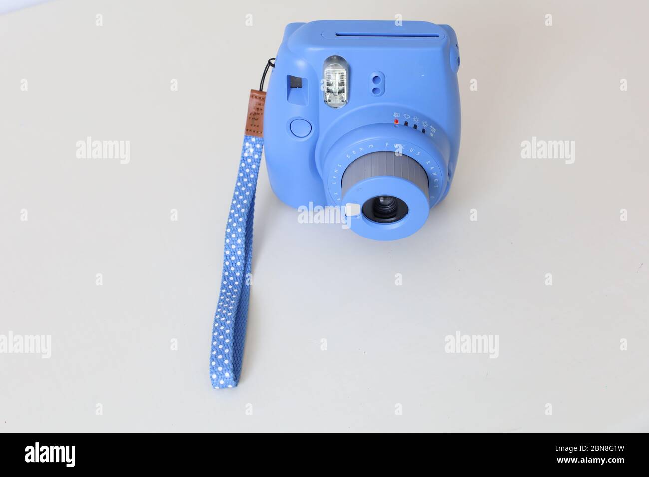 Lila polaroid Kamera auf dem Tisch Stockfoto