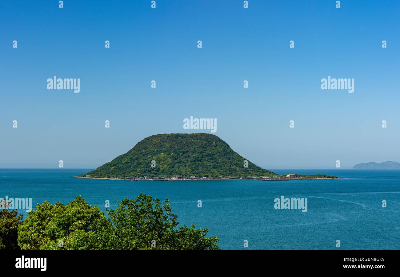 Blick auf die Insel Takashima vom Schloss Karatsu in der Stadt Karatsu, japan Stockfoto