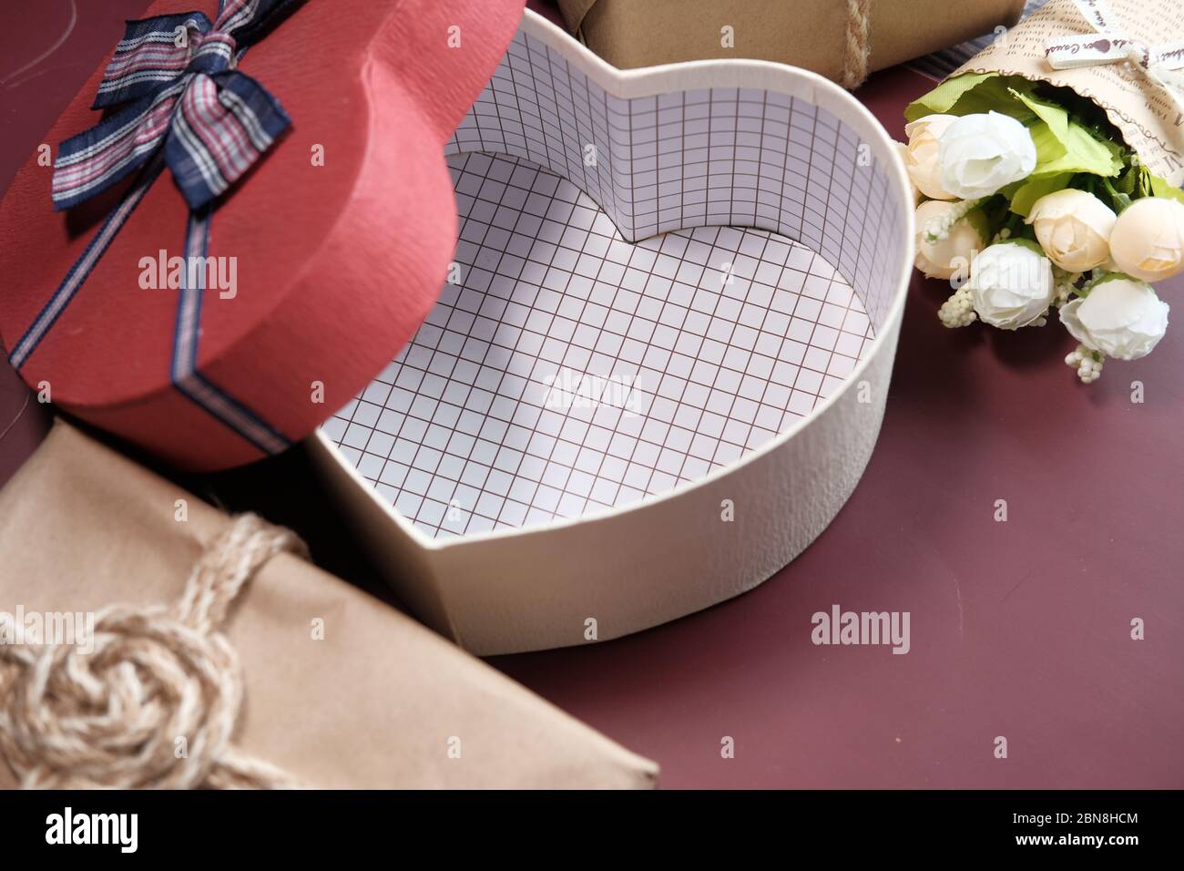 Öffnen Sie leere herzförmige Geschenkbox auf rosa Hintergrund Stockfoto