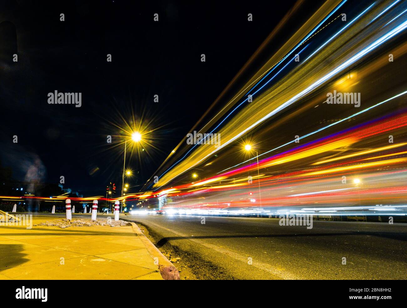 Rajpath in Nachtfotografie von Neu Delhi, Indien, Asien. Nachtaufnahmen auf der Autobahn von Rajpath. Es ist die Straße, die das berühmte India Gate verbindet. Stockfoto