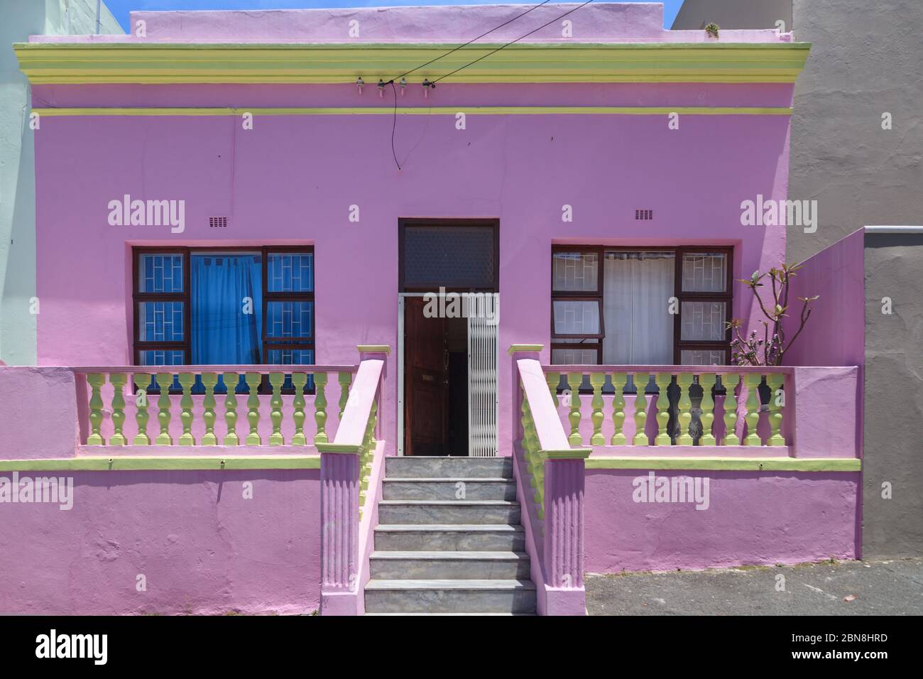 Bo Kaap Viertel, buntes rosa Haus und typisch viktorianische Architektur in einer Wohnstraße, Cape Malay Viertel, Kapstadt, Südafrika Stockfoto