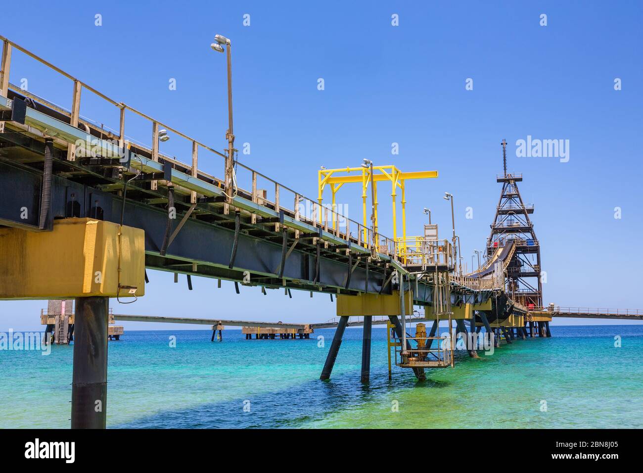 Förderband für Salztransport als Pier auf See auf Bonaire Stockfoto