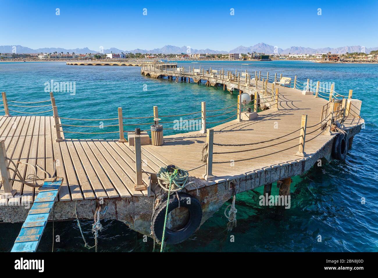 Landschaft mit gewundenen Holzsteg im blauen ägyptischen Meer Stockfoto