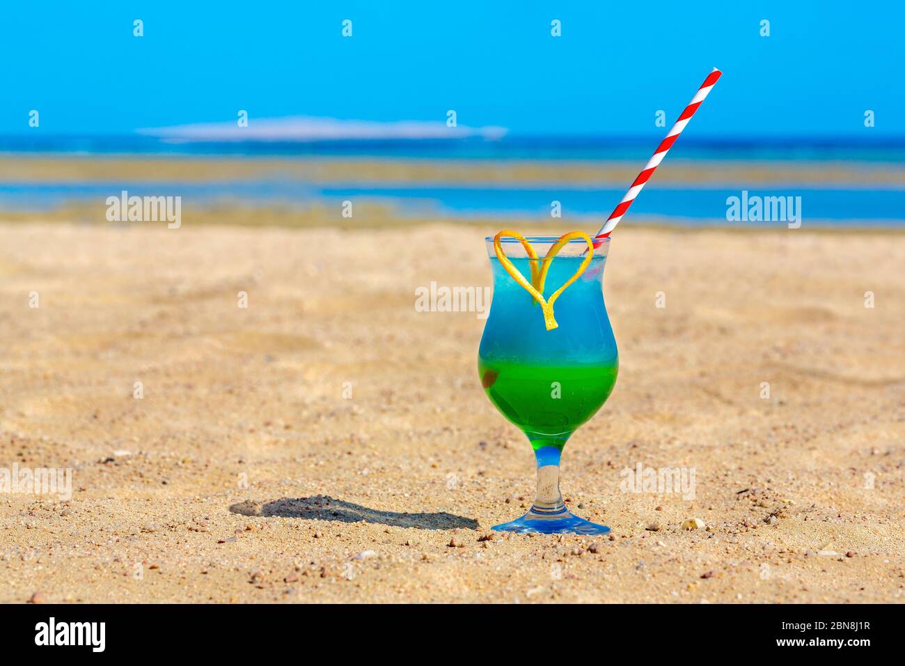 Glas mit farbenfrohem Cocktail am ägyptischen Strand Stockfoto