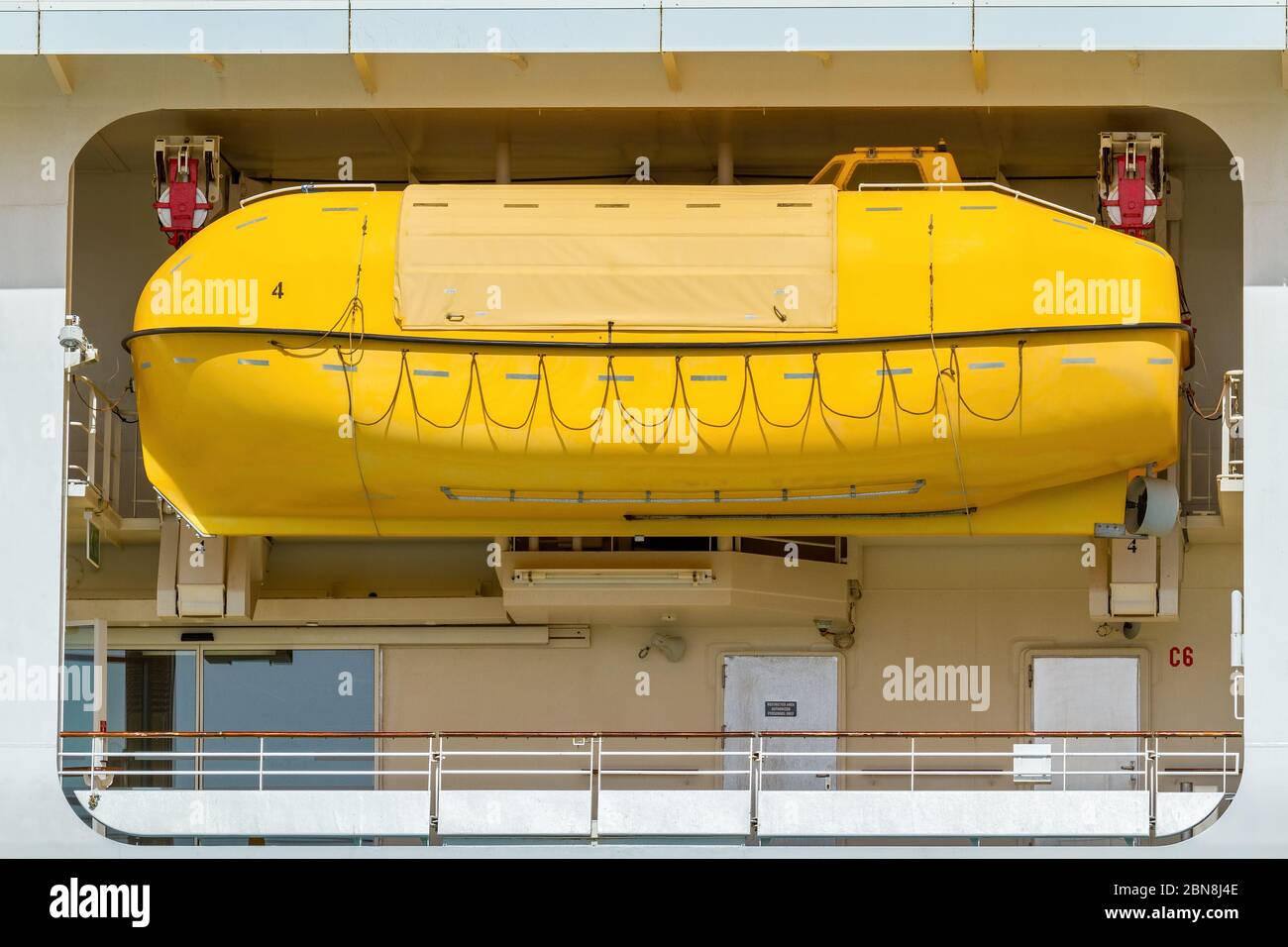 Gelbes Rettungsboot an Bord des Kreuzfahrtschiffes auf Bonaire Stockfoto