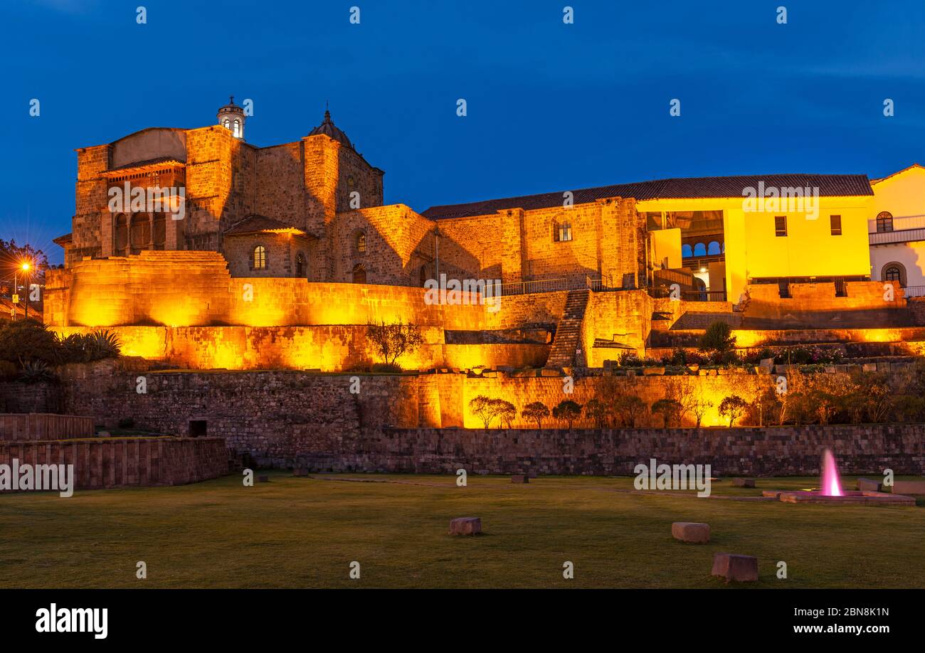 Nächtliche Stadtansicht des Korikancha Inka-Sonnentempels mit dem Santo Domingo-Kloster auf der Spitze, Cusco, Peru. Stockfoto