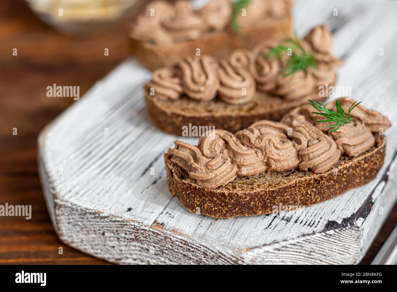 Frisch hausgemachte Hühnerleber Pastete mit Karotten, Zwiebeln und ...