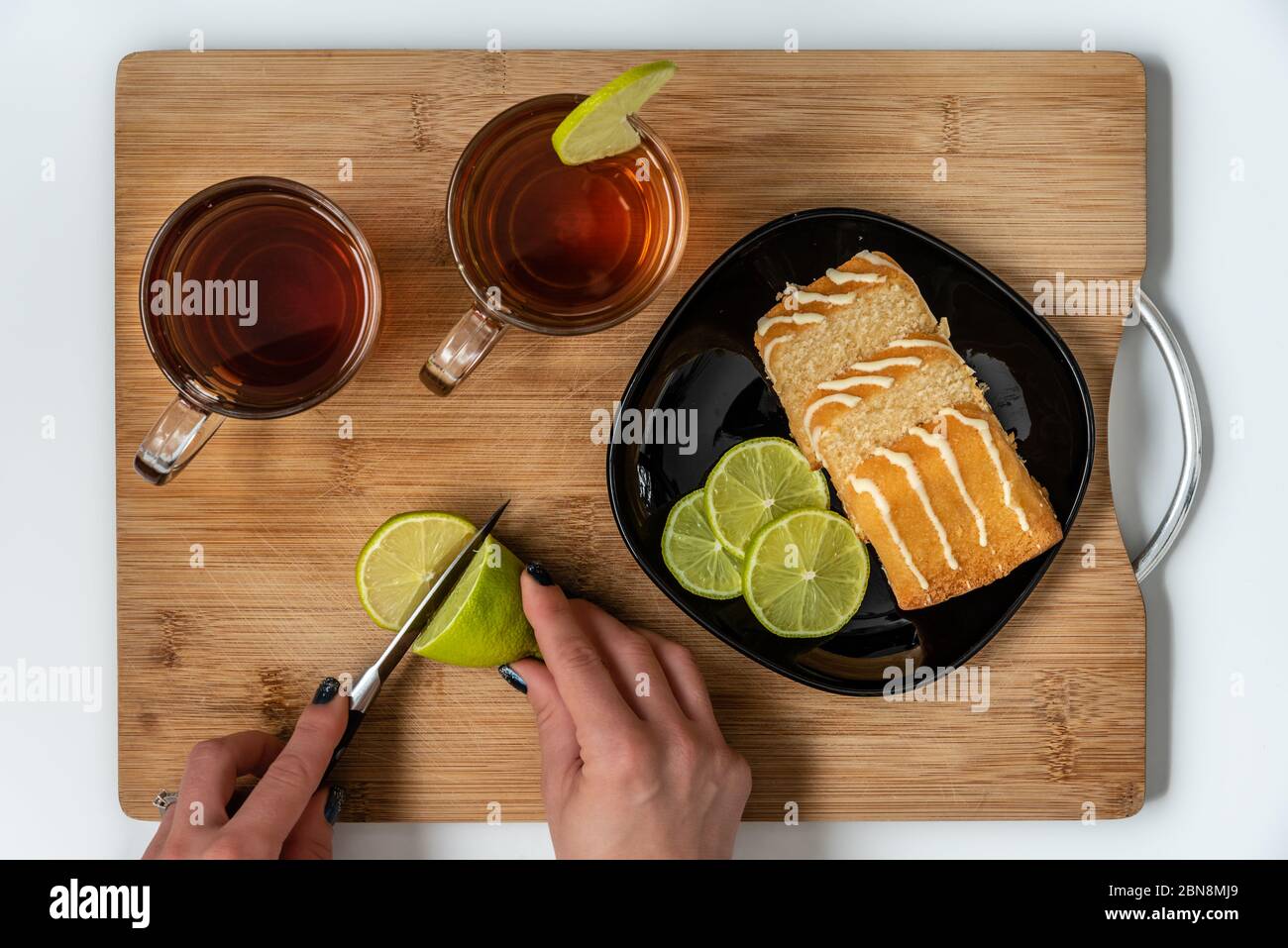 Earl Grey Tee mit Zitrone und Zitronenkuchen, Frühstück Stockfoto