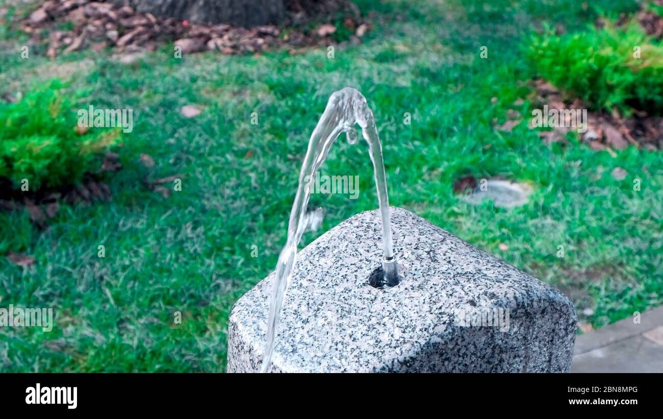 Wasser aus Trinkbrunnen im Freien im Park. Stockfoto