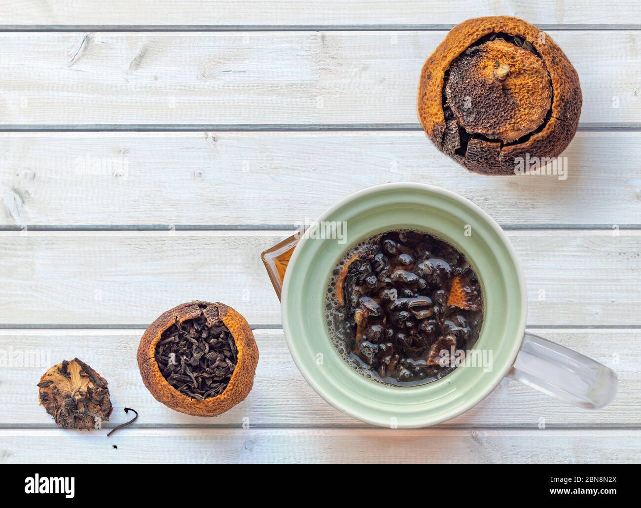 PU-erh Tee in Mandarine und Glas Keramik Teekanne auf einem Holzplatz gereift. Der Blick von oben Stockfoto