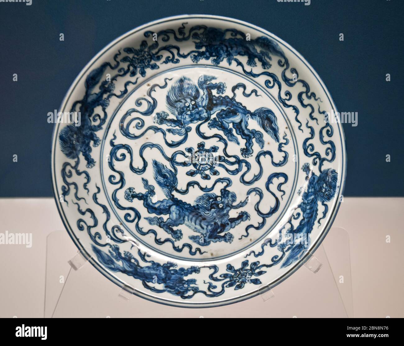 Chinesisches Porzellan: Blau-weiß große Schüssel mit Löwen jagen eine gestickte Kugel - Ming-Dynastie, Zhengtong Reign (1436-1464). Shanghai Museum Stockfoto