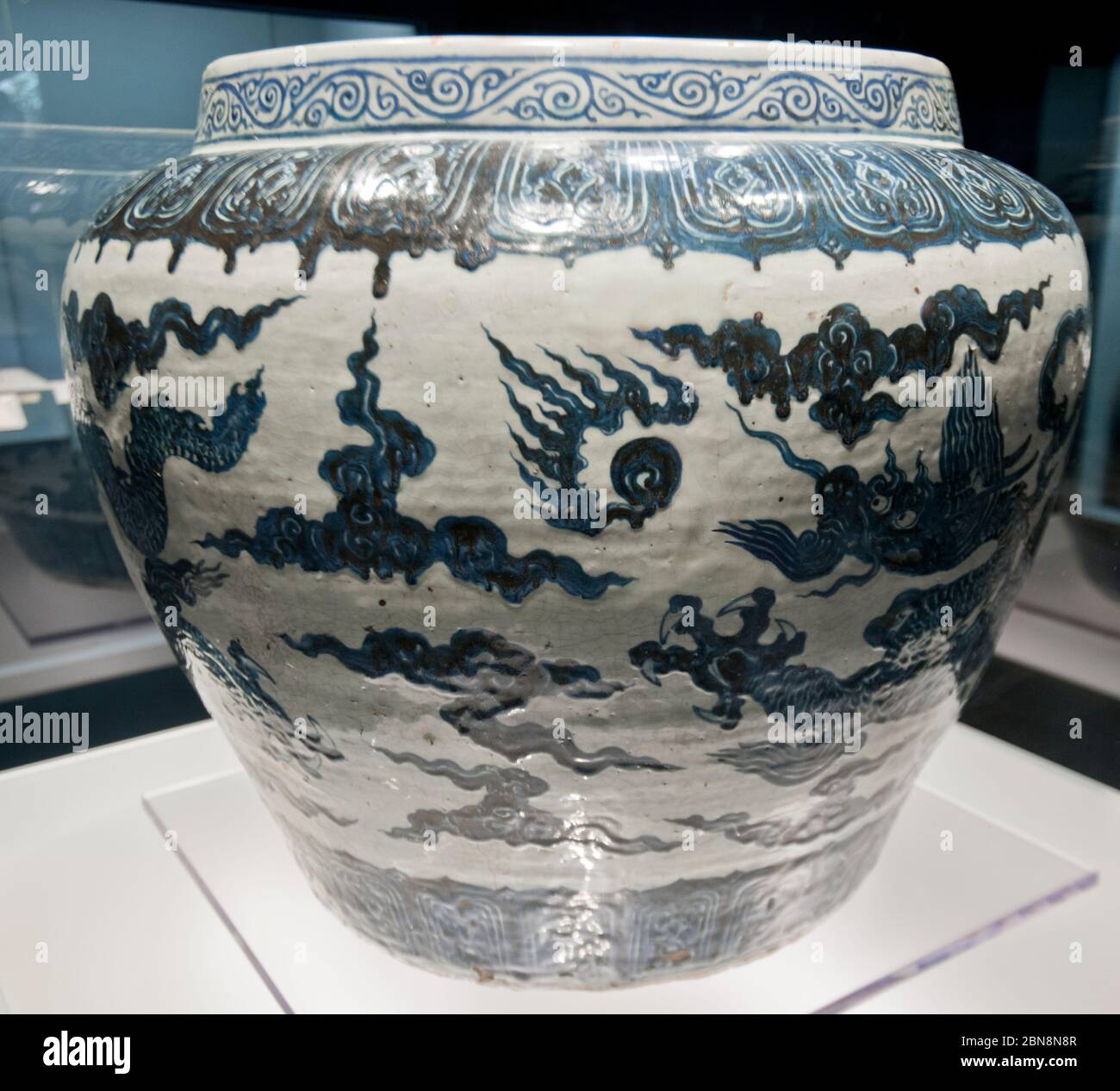 Chinesisches Porzellan: Blau-weiß-Behälter mit Drachen und Wolken - Ming-Dynastie, Zhengtong Reign (1436-1464). Shanghai Museum Stockfoto