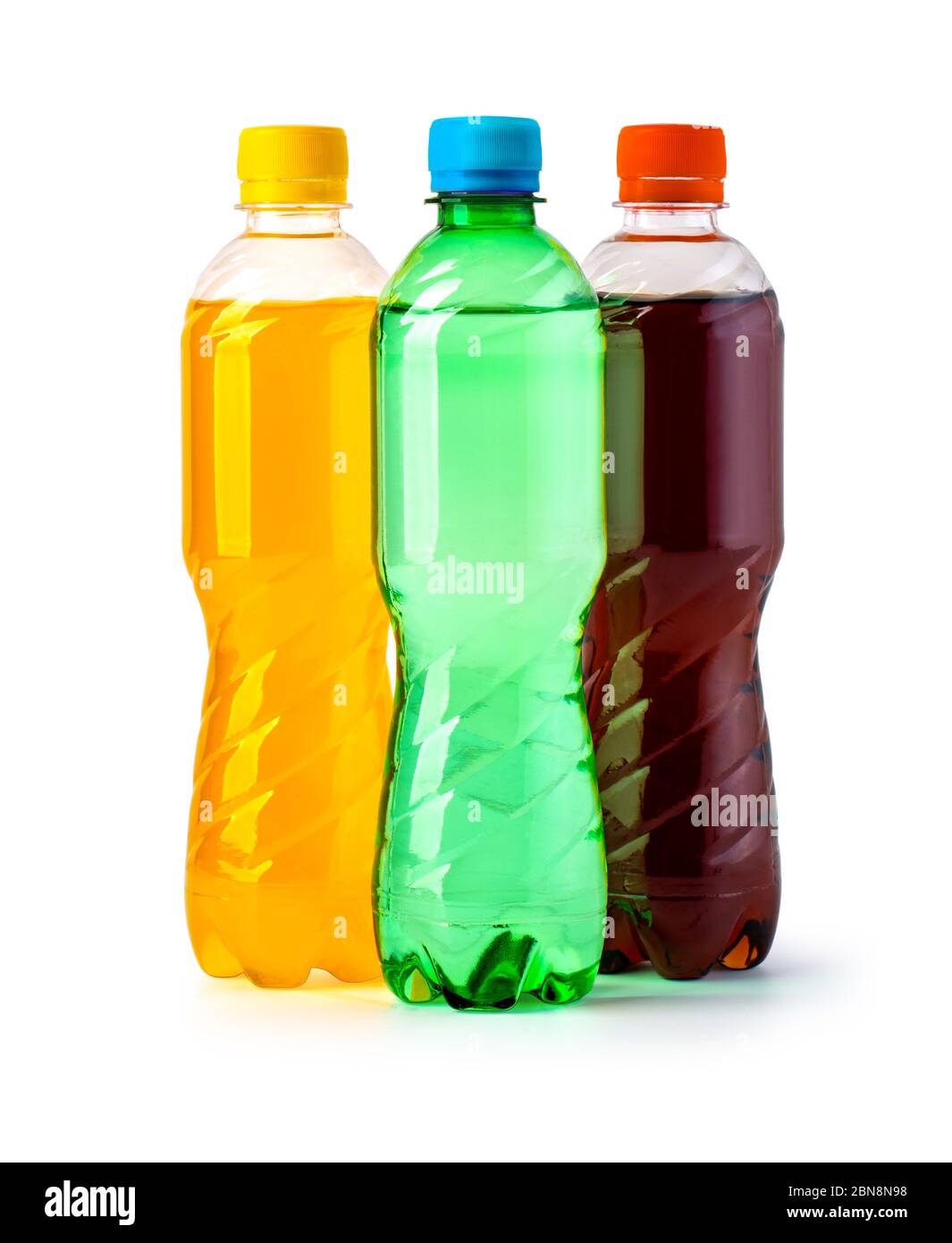 Drei Plastikflaschen alkoholfreies Getränk isoliert auf weiß mit Clipping-Pfad Stockfoto