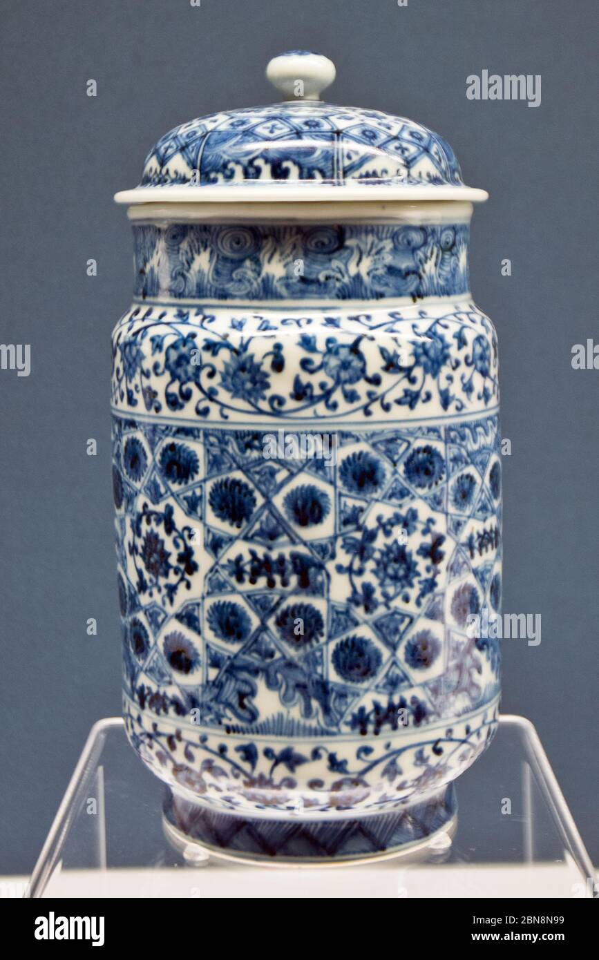 Chinesisches Porzellan: Blau-weißes zylindrisches Glas mit Brokat-Design - Porzellan Jingdezhen (Mitte des fünfzehnten Jahrhunderts). Shanghai Museum Stockfoto