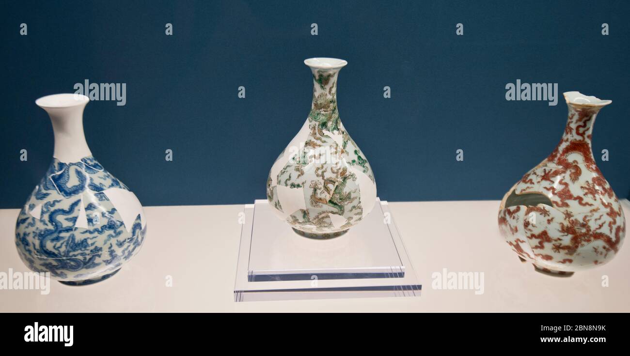 Chinesisches Porzellan: Birnenförmige Vasen mit Drachen - Ming-Dynastie, Zhengtong - Tianshun Reign (1436-1464). Shanghai Museum Stockfoto