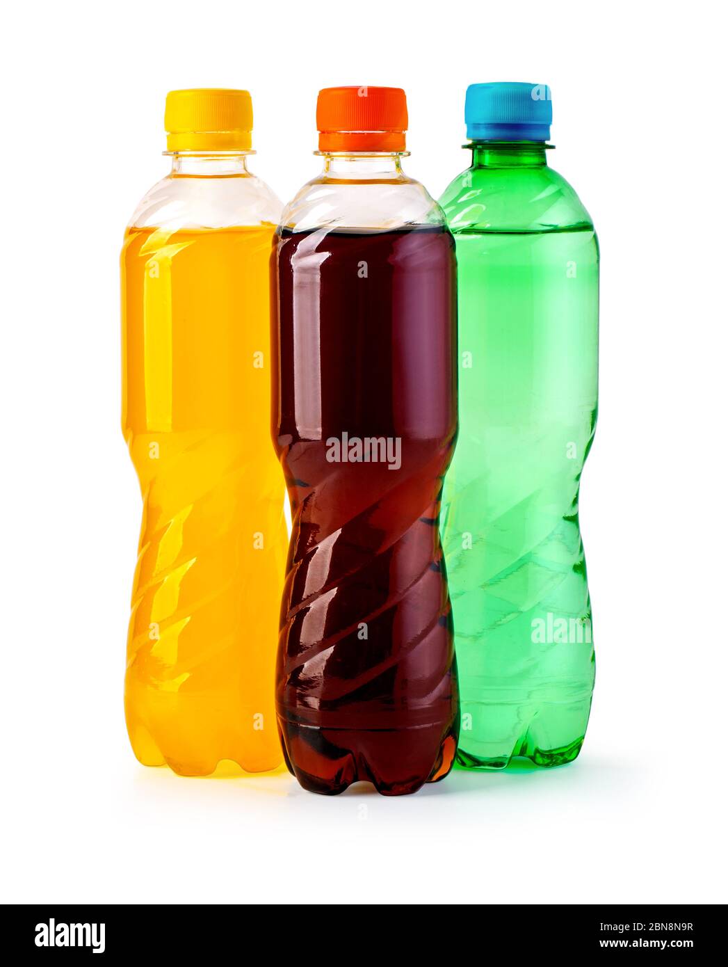 Drei Plastikflaschen alkoholfreies Getränk isoliert auf weiß mit Clipping-Pfad Stockfoto