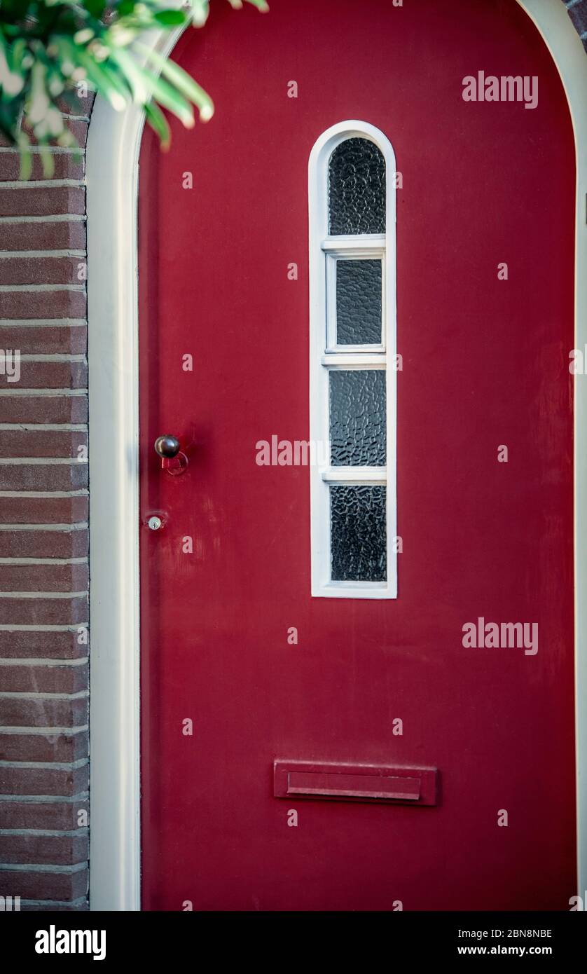 Rote Haustür eines Hauses Stockfoto
