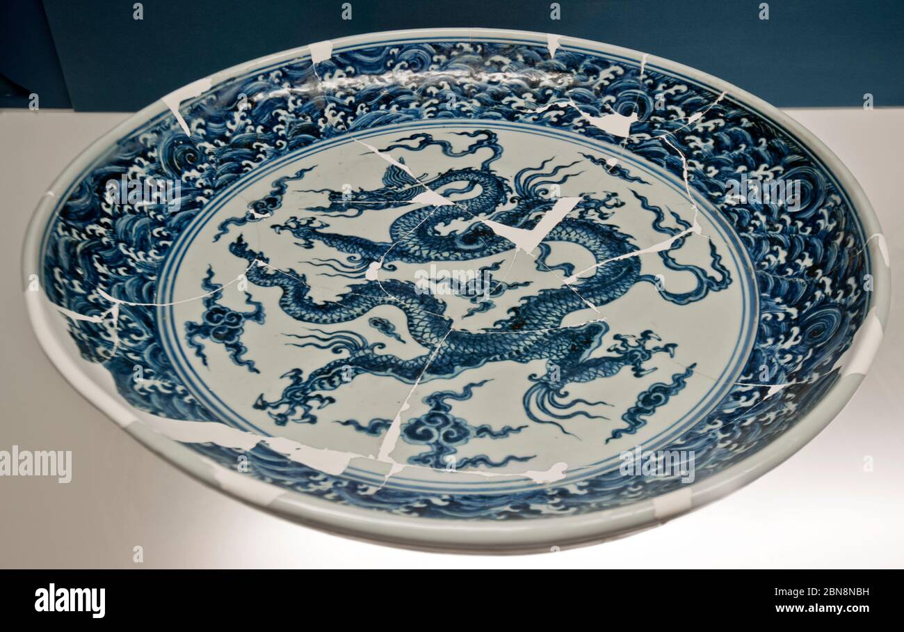 Chinesisches Porzellan: Blau-weiß große Schüssel Drachen und Wolken - Ming-Dynastie, Zhengtong - Tianshun Reign (1436-1464). Shanghai Museum Stockfoto