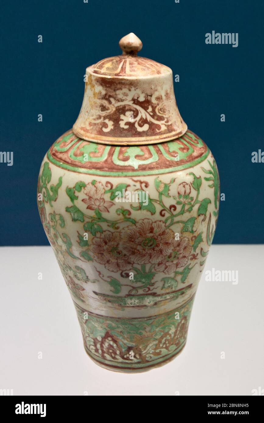 Chinesisches Porzellan: Bedeckte 'Scheiping' Vase mit Blumenmuster in Emaille - Ming-Dynastie, Zhengtong - Tianshun Reign (1436-1464). Shanghai Museum Stockfoto