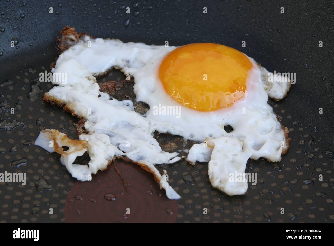 Spiegelei in einer Pfanne. Über einfaches Ei. Gut gebratene Eier. Stockfoto
