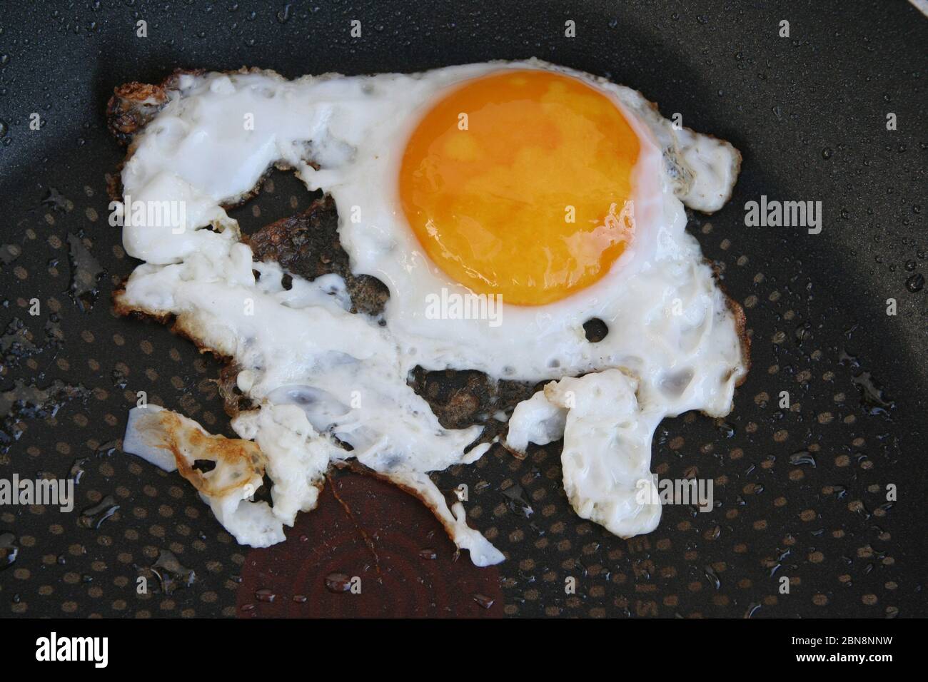 Spiegelei in einer Pfanne. Über einfaches Ei. Gut gebratene Eier. Stockfoto