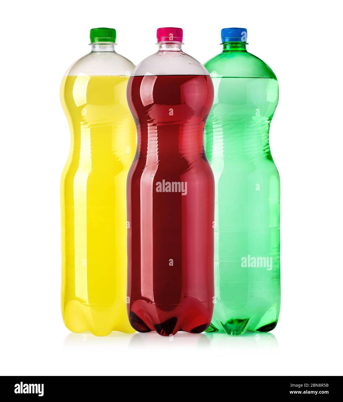 Plastikflaschen von alkoholfreien Getränken auf weißem Hintergrund isoliert Stockfoto