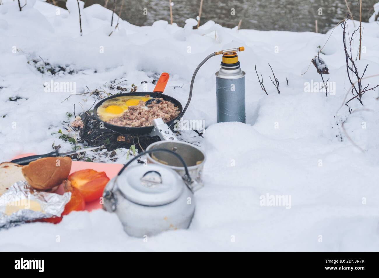Kochen auf einem Wanderausflug. Stockfoto