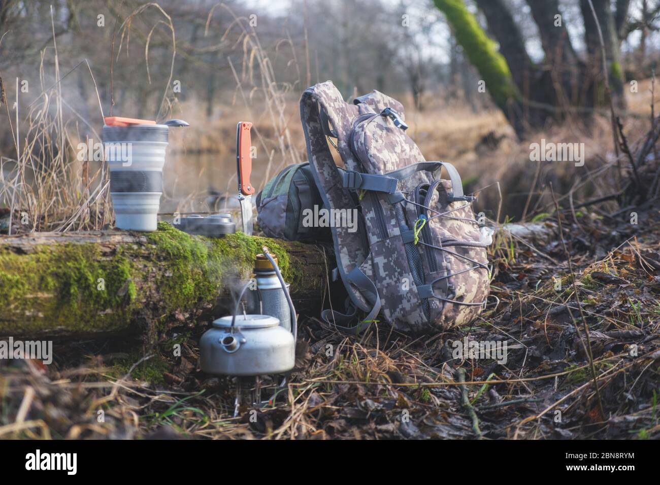 Machen Sie Tee auf einem Gasbrenner. Wandern mit Rucksack. Stockfoto