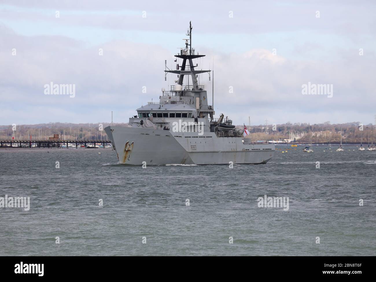 Das Offshore-Patrouillenschiff HMS MERSEY der Royal Navy River Class fährt vom Marinestützpunkt Portsmouth aus Stockfoto