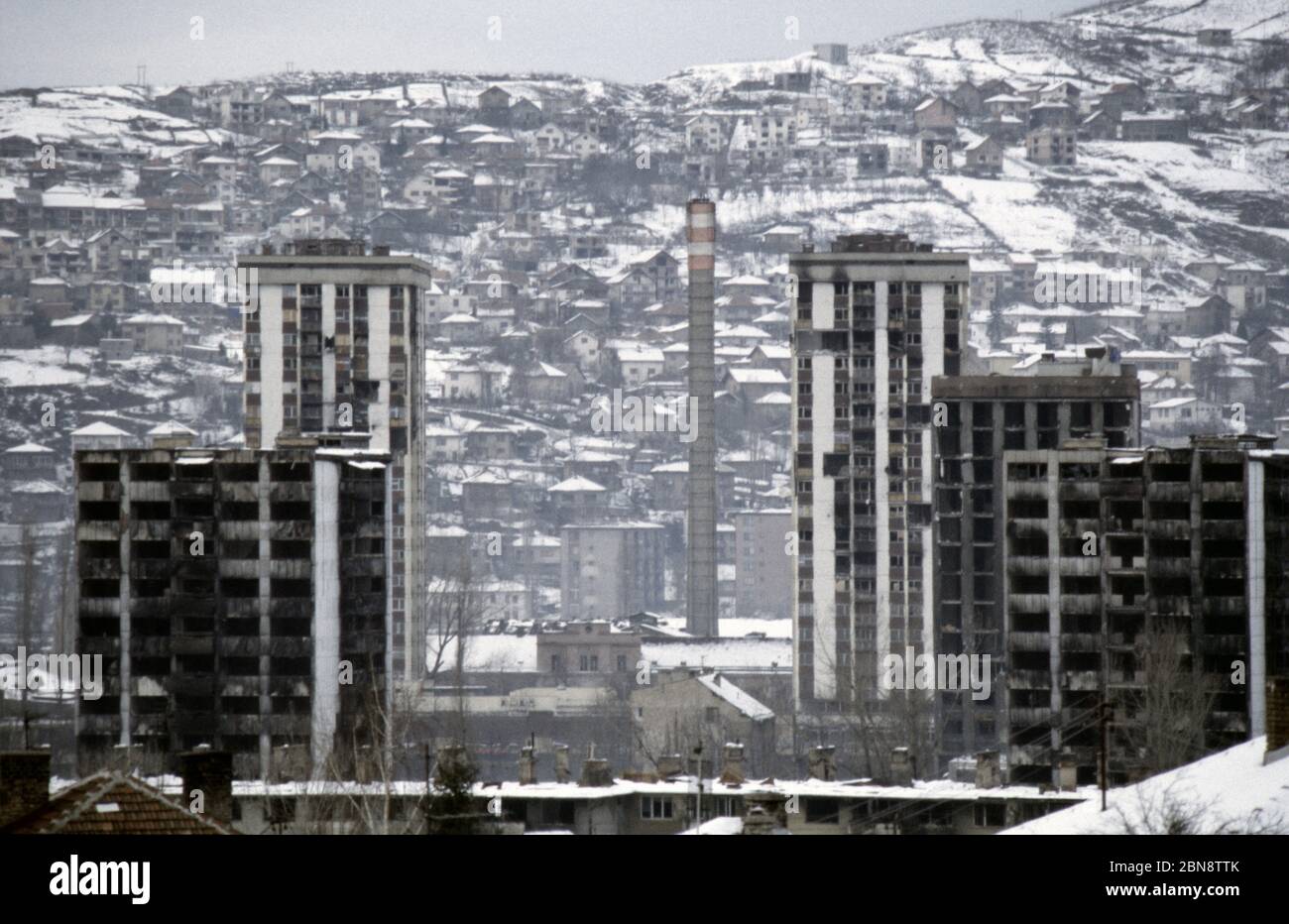 23. Februar 1994 während der Belagerung von Sarajevo: Blick von einer bosnisch-serbischen Scharfschützenposition in Vraca, über die Sniper Alley in Richtung Pofalici. Stockfoto