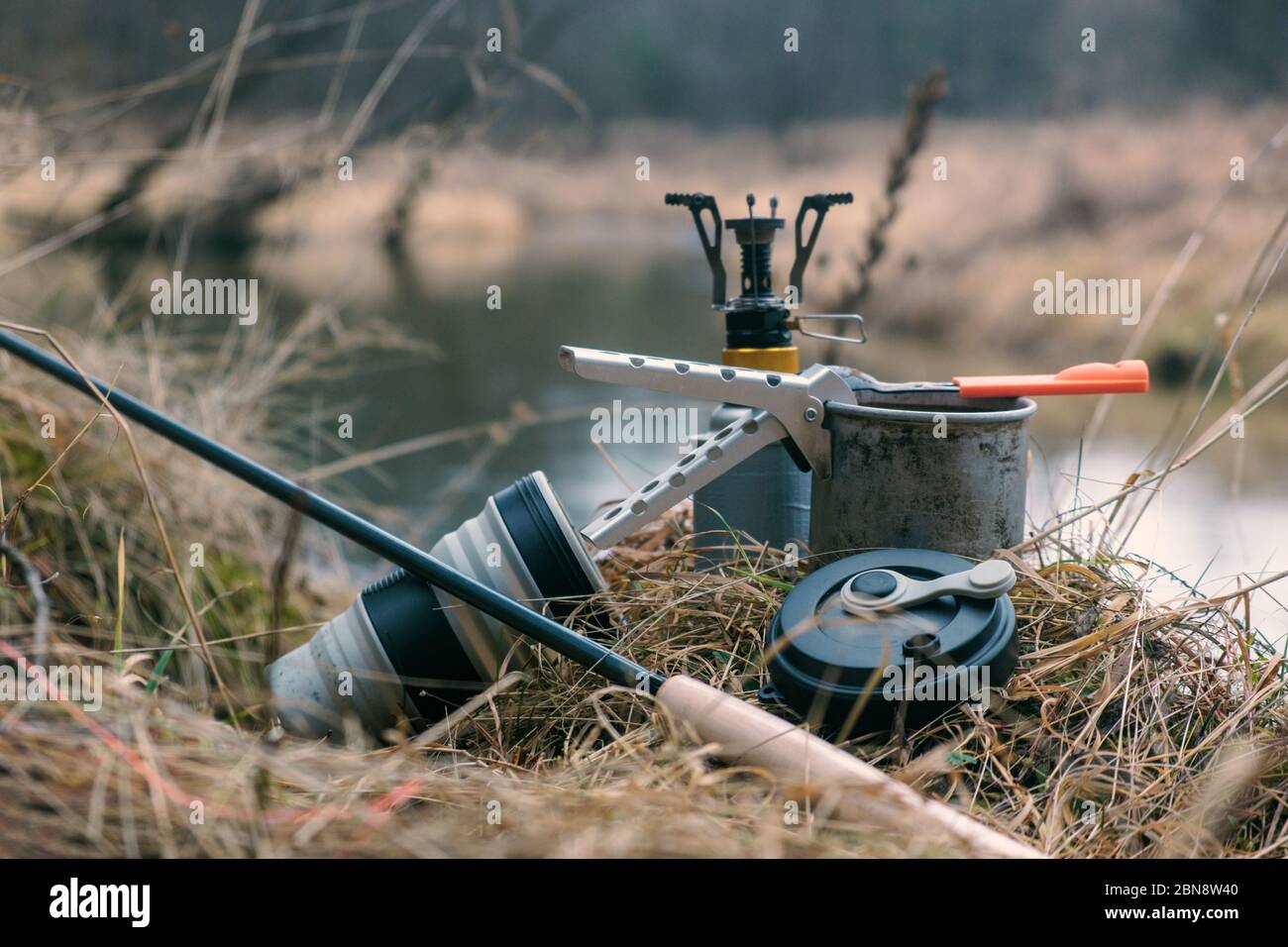 Kochen auf einem Gasbrenner während des Campens. Stockfoto