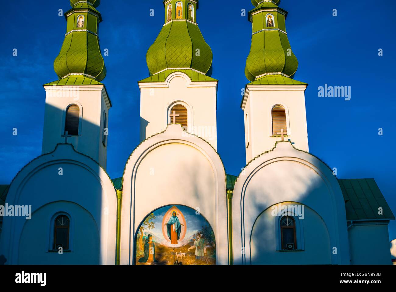 christliche Kirche mit grünen Türmen Stockfoto