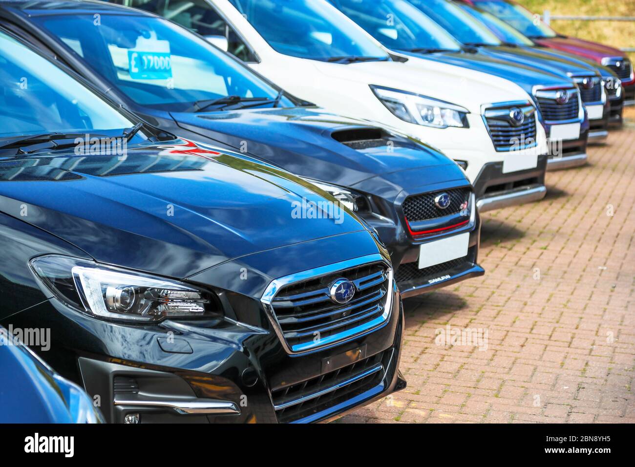 Auswahl von gebrauchten Subaru Fahrzeugen zum Verkauf in einer Garage Vorplatz, Ayr, Schottland, Großbritannien Stockfoto