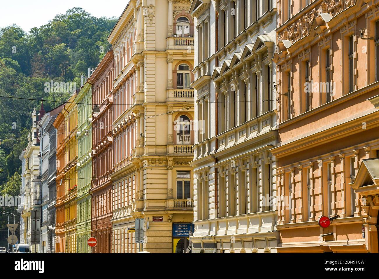 PRAG, TSCHECHISCHE REPUBLIK - AUGUST 2018: Gebäude in einer Straße in der Nähe des Prager Stadtzentrums Stockfoto