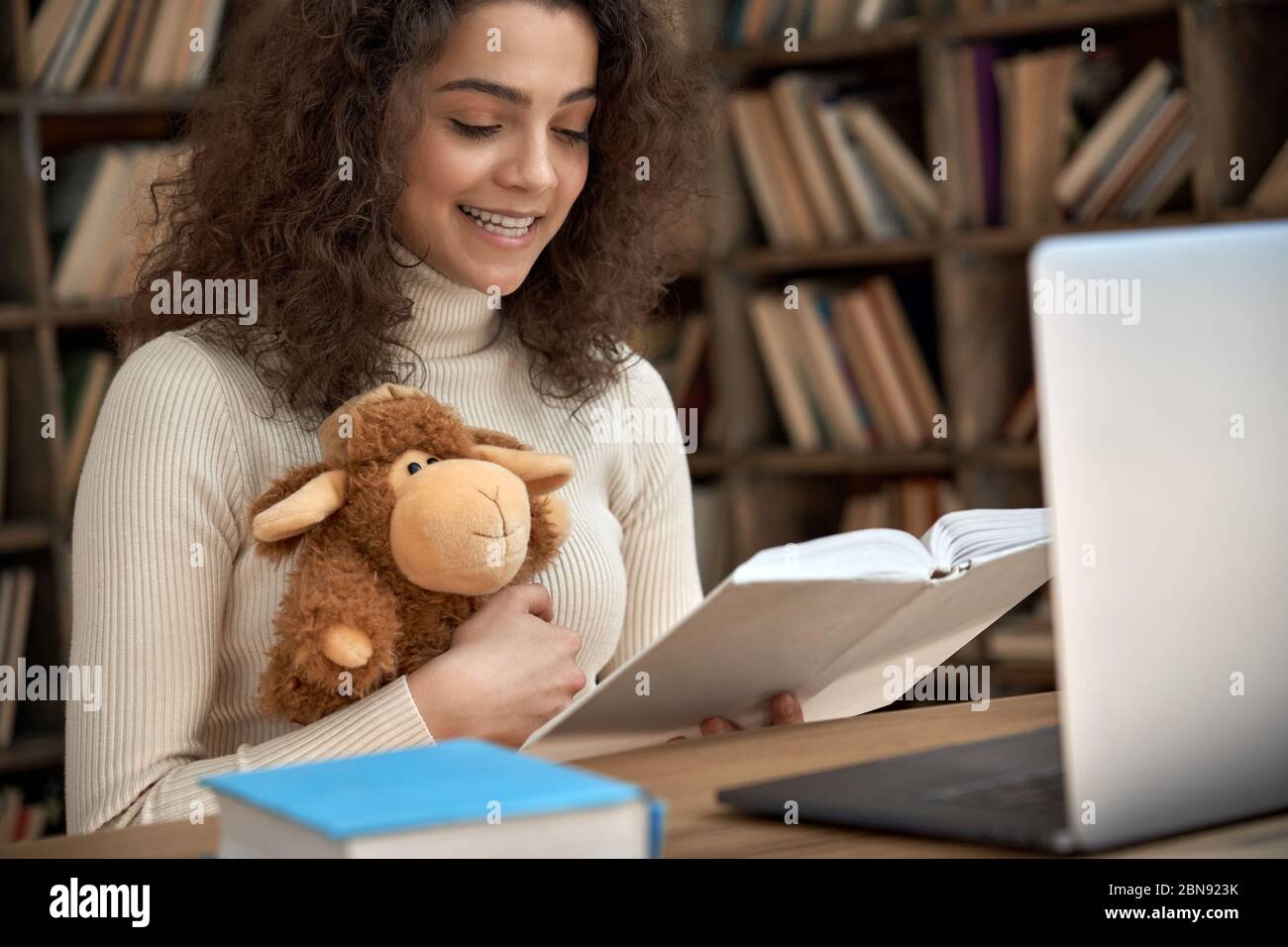 Hispanic Frau Remote Lehrer Lesen Märchen Buch Unterricht Kinder online. Stockfoto