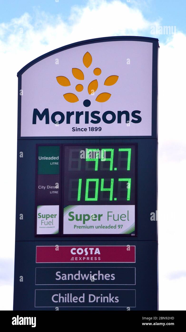 Benzin fällt unter £1 pro Liter. Ein Morrisons Tankstelle oder Garage Preisschild in Manchester, England, Großbritannien, 13. Mai 2020, zeigt bleifreies Benzin bei 99.7 Pence pro Liter. Die Ölpreise fielen im Frühjahr 2020 während der Coronavirus- oder Covid-Pandemie 19, als sie fuhren, und alle Arten von Reisen gingen weltweit zurück. Stockfoto